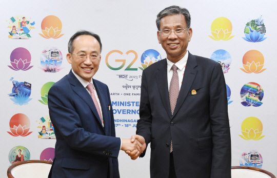 G20 재무장관 중앙은행총재 회의 참석차 인도 간디나가르를 방문 중인 추경호(왼쪽) 부총리 겸 기획재정부 장관이 17일(현지시간) 마하트마 만디르 컨벤션센터(MMCC)에서 류 쿤 중국 재무장관과 양자회담에 앞서 악수하며 기념 촬영하고 있다. [기획재정부부 제공]